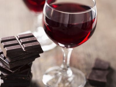 Comer chocolate y beber vino tinto ayudaría a prevenir el envejecimiento