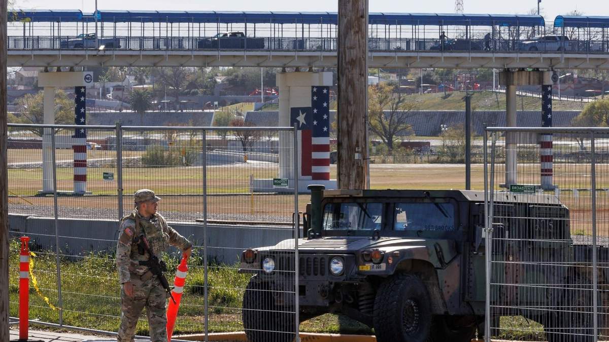 Agentes del Departamento de Seguridad Pública de Texas resguardan el ingreso al Parque Shelby