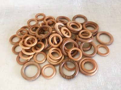 No tires más las argollas de las cortinas de casa, mirá el precioso adorno que podés hacer para tu mesa de luz