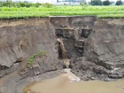 Se forma cascada en el socavón de Zacatepec, Puebla