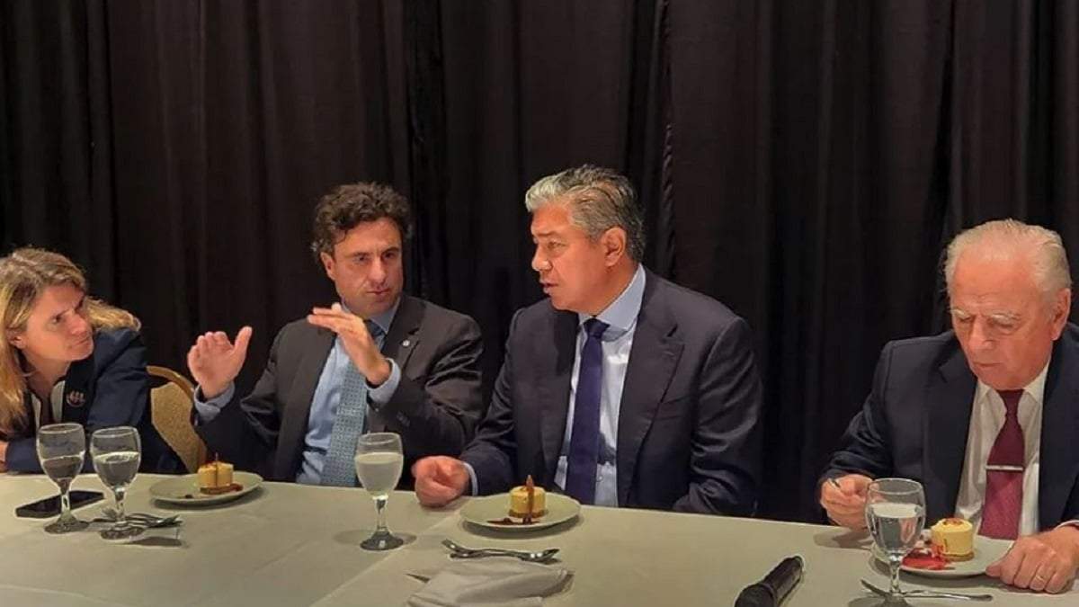 El gobernador, Rolando Figueroa, en el almuerzo del Club del Petróleo. Fuente: (Gobierno de Neuquén)