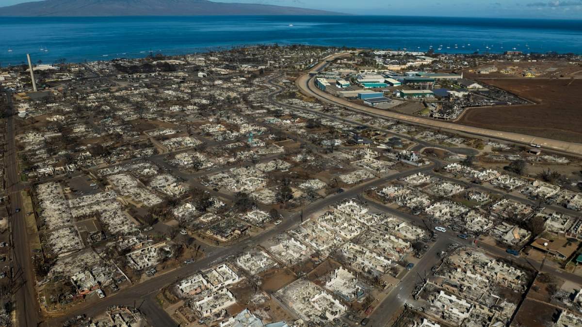 Una zona afectada por incendios se ve en Lahaina, Hawai
