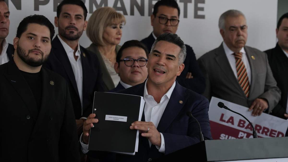 El líder del PRI, Alejandro Moreno, en conferencia de prensa