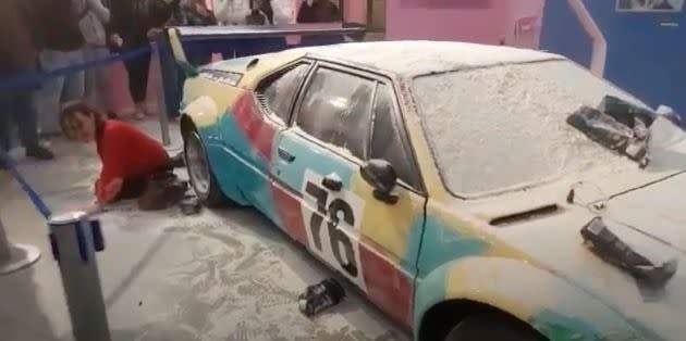 Harina sobre un coche diseñado por Andy Warhol