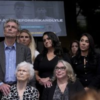 Más de una docena de familiares de los hermanos Menendez piden que sean excarcelados
