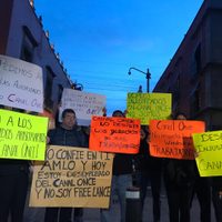 AMLO promete revisar despido masivo en canal Once; trabajadores protestan en Palacio