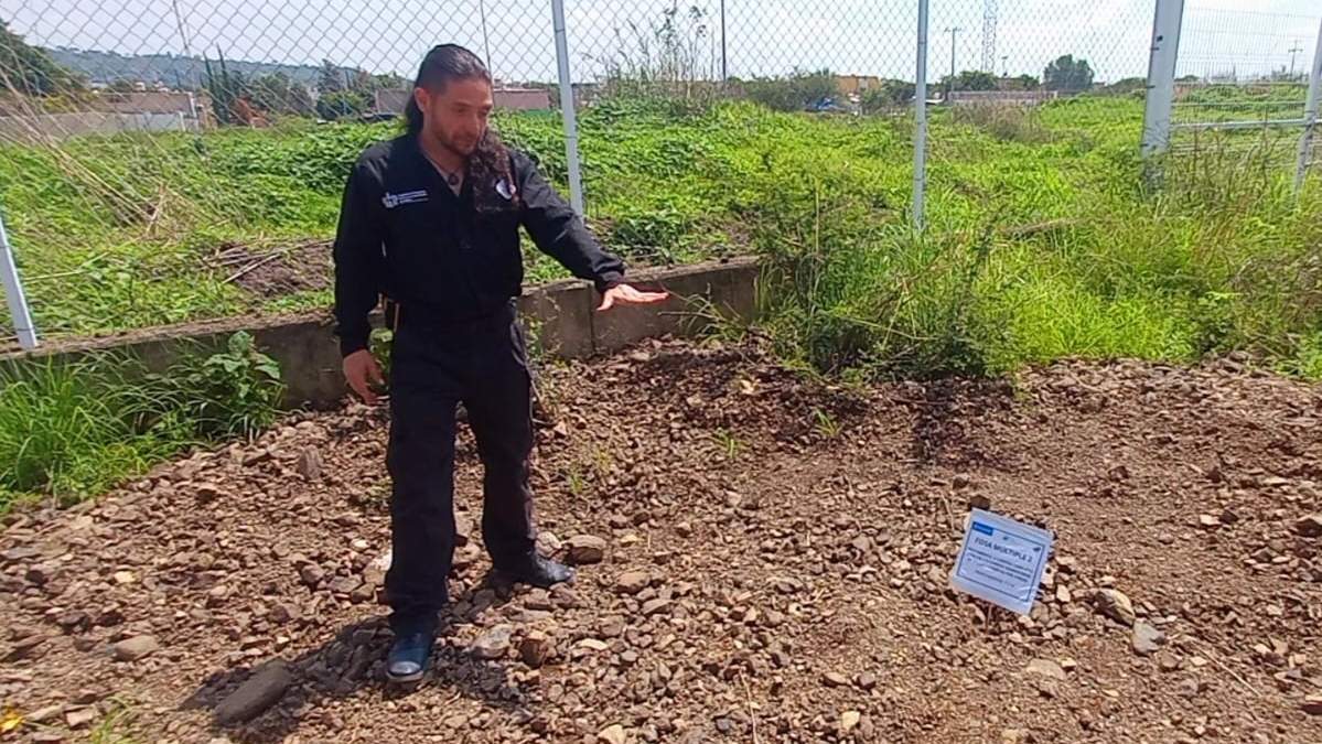 Tunuari Chávez González, director de Análisis y Contexto de la Cobupej, ante una fosa simulada