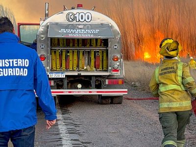 Más de siete dotaciones de bomberos se necesitaron para controlar el incendio en el Tercer Puente