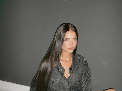 La prenda de comodín de Zaira Nara que te puede servir para una tarde con amigas o una cena de despedida de año