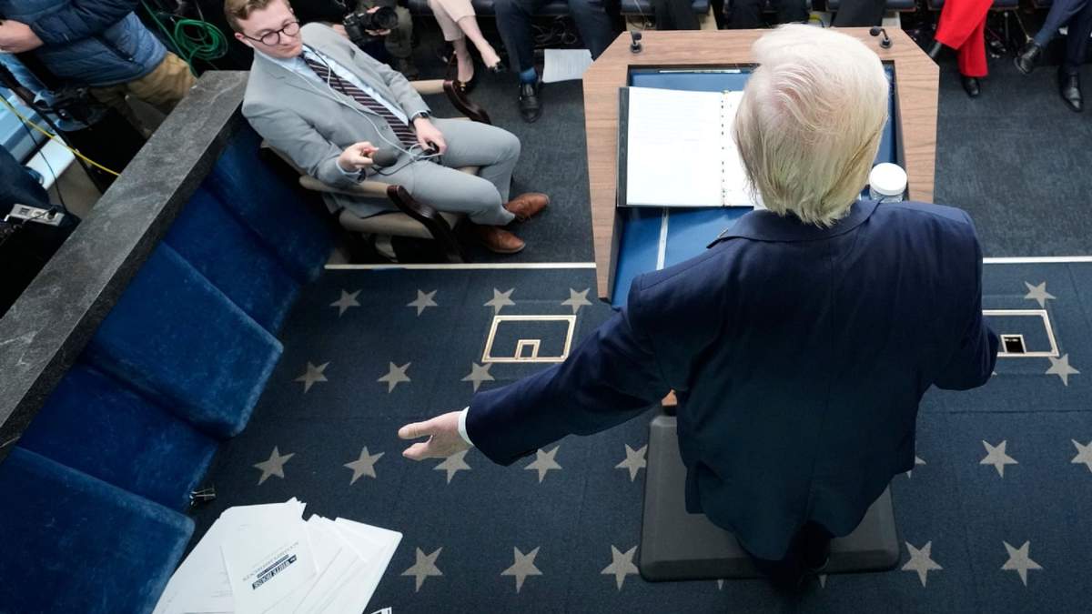 Varios papeles terminaron en el suelo después de que Donald Trump los exhibiera durante la rueda de prensa