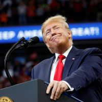 Trump destituyó a dos de sus funcionarios que fueron testigos en su contra durante el impeachment