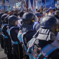 Protocolo antipiquete: tensión en la marcha de la CGT por cruces con la policía