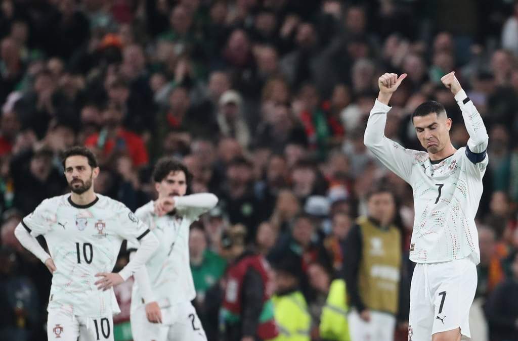 El delantero de Portugal Cristiano Ronaldo, derecha, sale del campo luego de ser expulsado en un partido por las eliminatorias mundialistas ante Irlanda en Dublín, el jueves 13 de noviembre de 2025