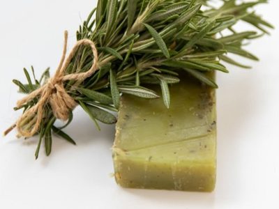 Jabón de romero y miel hecho en casa: con ingredientes naturales para cuidar tu piel y sin gastar fortuna en hacerlo