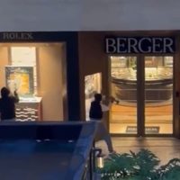 Ladrones destrozan cristales de la joyería Berger y roban 15 relojes en plaza Antara en Polanco