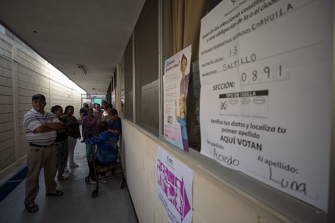 Personas esperando emitir su voto en Saltillo, Coahuila. Foto Antonio Ojeda