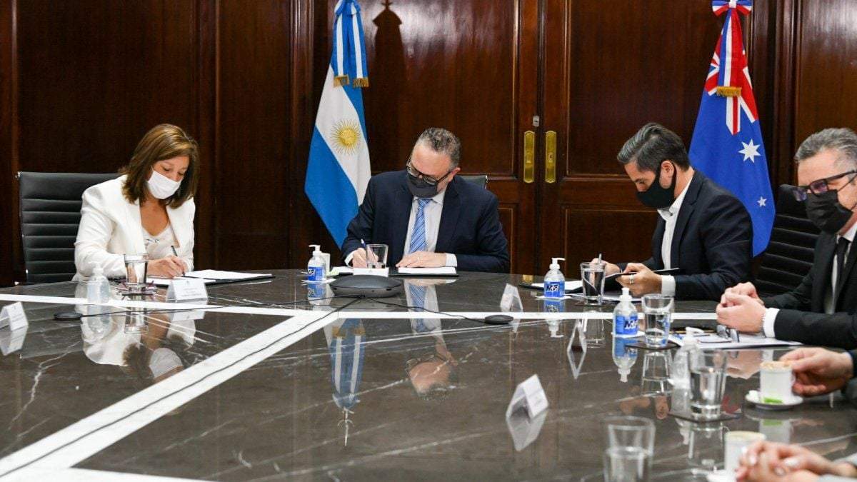 Arabela Carreras junto a Matías Kulfas y Agustín Pichot. Fuente: (Twitter)