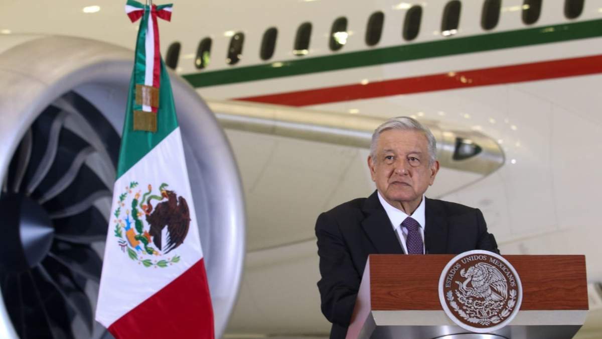 López Obrador desde el antiguo hangar presidencial. Fuente: (Twitter)