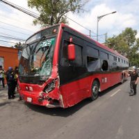 Metrobús embiste 11 autos y una moto al quedar aparentemente sin frenos; hay 4 heridos