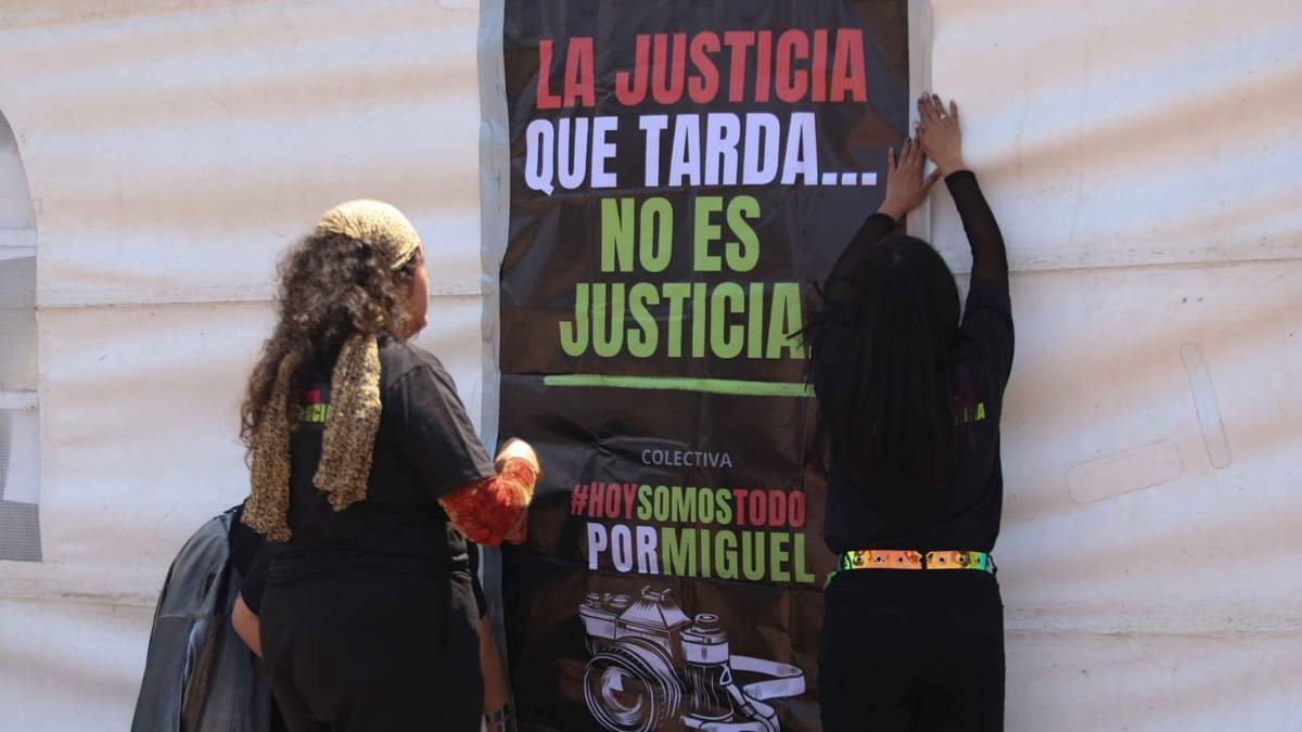 A un año del fallecimiento de los fotógrafos Bere y Miguel tras la caída de una estructura metálica decorativa en el en Festival Axe Ceremonia, el colectivo "Hoy Somos Todo Por Miguel", integrado por familiares y amigos de Miguel Hernández, leyeron un manifiesto para exigir justicia durante un Anticoncierto realizado afuera del Parque Bicentenario
