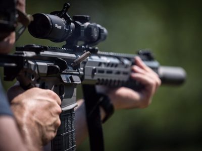 Cámara de Representantes prohíbe venta de armas semiautomáticas a menores de 21 años