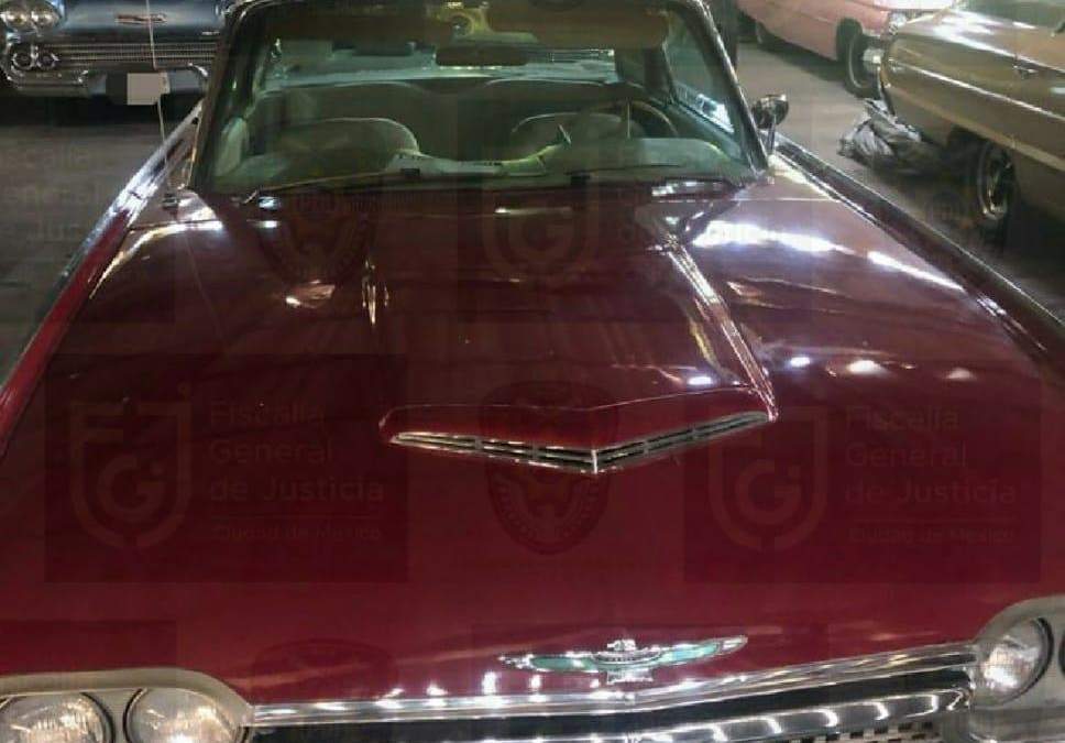Los autos y arte decomisados en una casa de Raymundo Collins. Foto: FGJCDMX