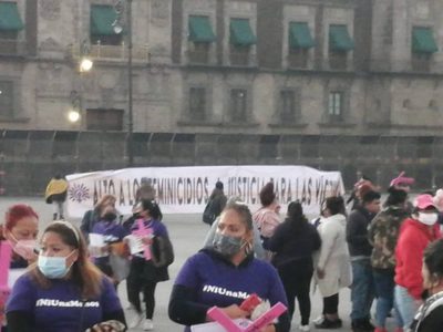 Mujeres perredistas protestan contra los feminicidios frente a Palacio Nacional