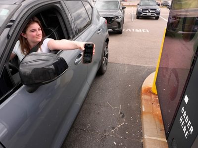 Una enfermedad le quitó la voz, pero la IA creó una réplica que lleva en su teléfono (Video)