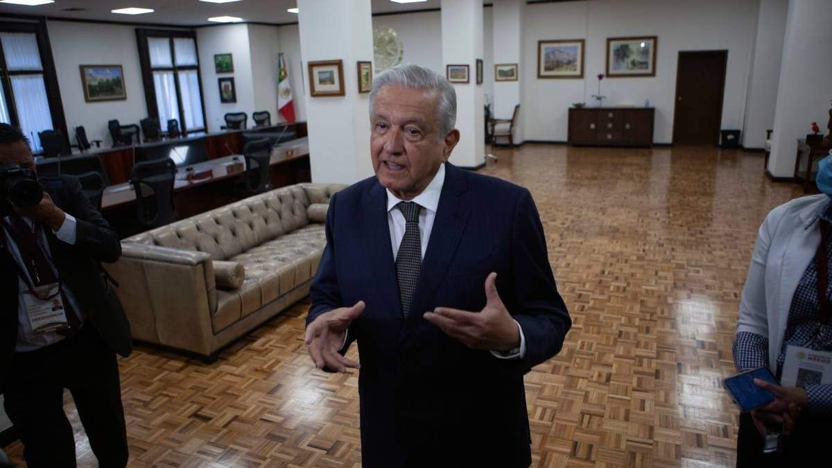 AMLO da recorrido a periodistas por Palacio Nacional