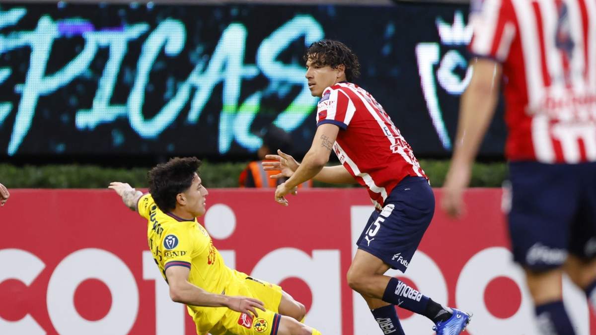 Erick Gutiérrez jugador de Chivas disputa el balón con el contrario de América, Alejandro Zendejas