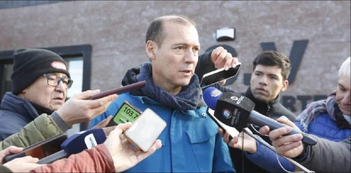 El gobernador, Omar Gutiérrez, dijo que trabajan para encontrar a los instigadores de los robos. Fuente: (NQN al Instante)