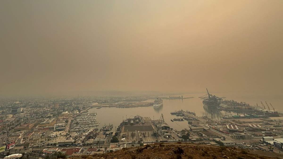 Caída de ceniza por incendios en el Puerto de Ensenada