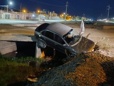 Impactante accidente en Centenario: un auto terminó colgando en el puente inconcluso de Avenida Traful