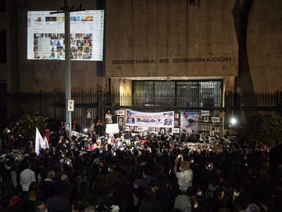 Periodistas tapizan Segob con rostros de colegas asesinados; autoridades callan