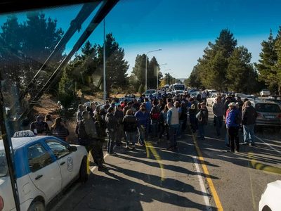 Un piquete perjudicó a decenas de turistas en las inmediaciones del Aeropuerto de Bariloche