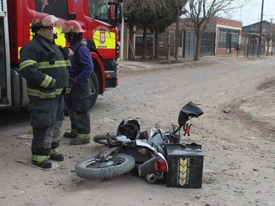 Indignación en Centenario: una mujer chocó a un repartidor de delivery y se dio a la fuga