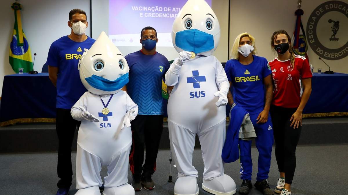 Deportistas olímpicos de Brasil reciben la dosis de la vacuna de Pfizer. Fuente: (Twitter)