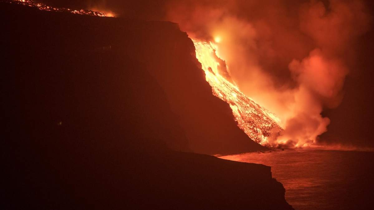 La lava del volcán de La Palma alcanza el mar. Fuente: (Twitter)