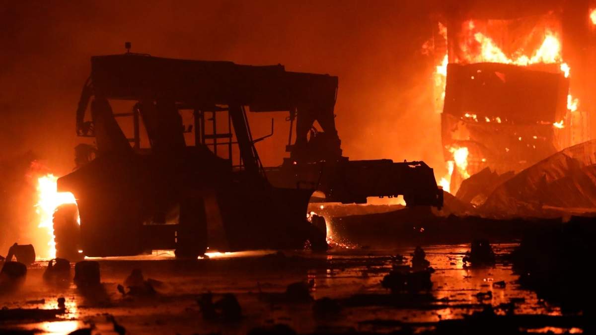 Vehículos quemados por la explosión en Bangladesh