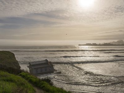Un hombre muere después de que una gran ola lo atrapara bajo escombros en una playa
