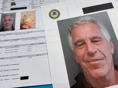 Juez divulga nota que compañero de celda dice que halló tras intento de suicidio de Epstein