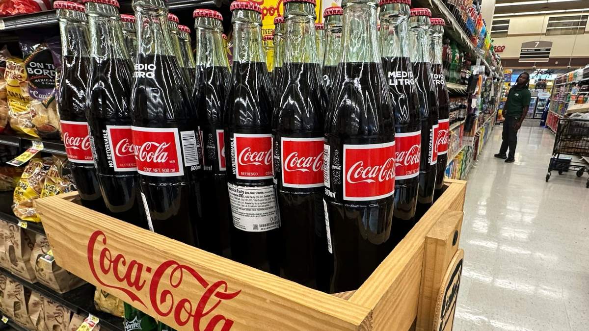 Botellas de Coca-Cola mexicana se exhiben en una tienda de comestibles en Mount Prospect, Illinois
