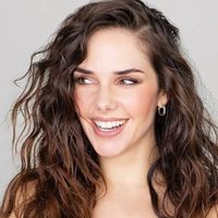 Furor en las redes: Julieta Nair Calvo lució un magnífico vestido con espalda descubierta
