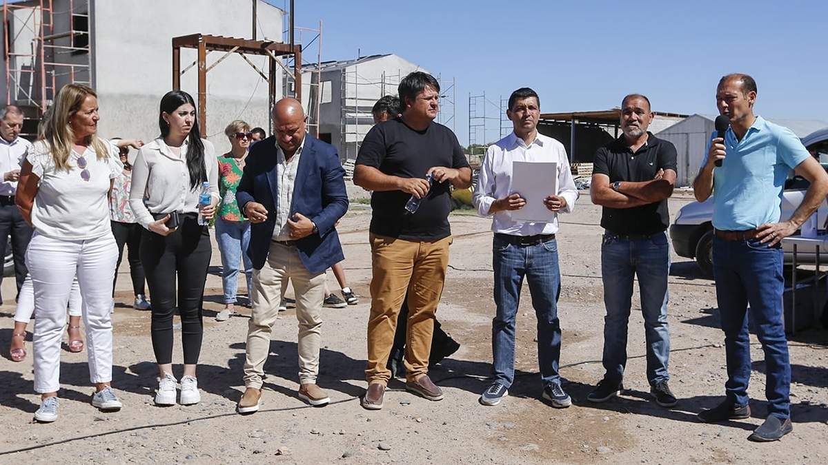 Omar Gutiérrez, Marcos Koopmann y Mariano Gaido recorrieron la obra electrificación de las 100 viviendas en las 127 Hectáreas. Fuente: (Facebook)