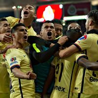 Con regalos arbitrales, América gana intenso clásico a las Chivas