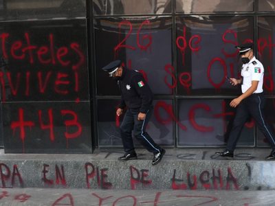 Normalistas de Ayotzinapa y Chiapas protestan en FGR con pintas y cohetones