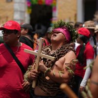 Hombres cargan cadenas y se perforan con cactus en tradición del Viernes Santo en Atlixco
