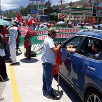 Policías desalojan a manifestantes de la Autopista del Sol (Video)
