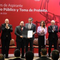 Entrega Américo patentes de aspirante a notarios públicos