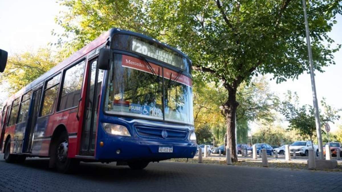 Cambia el recorrido de varias líneas de colectivos por el corte en calle Alberdi
